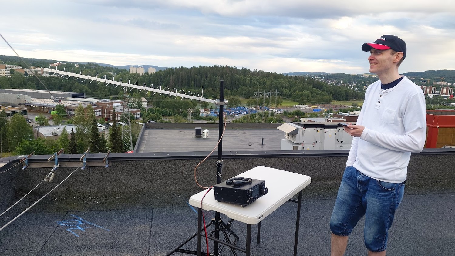 Operator manually pointing helix antenna