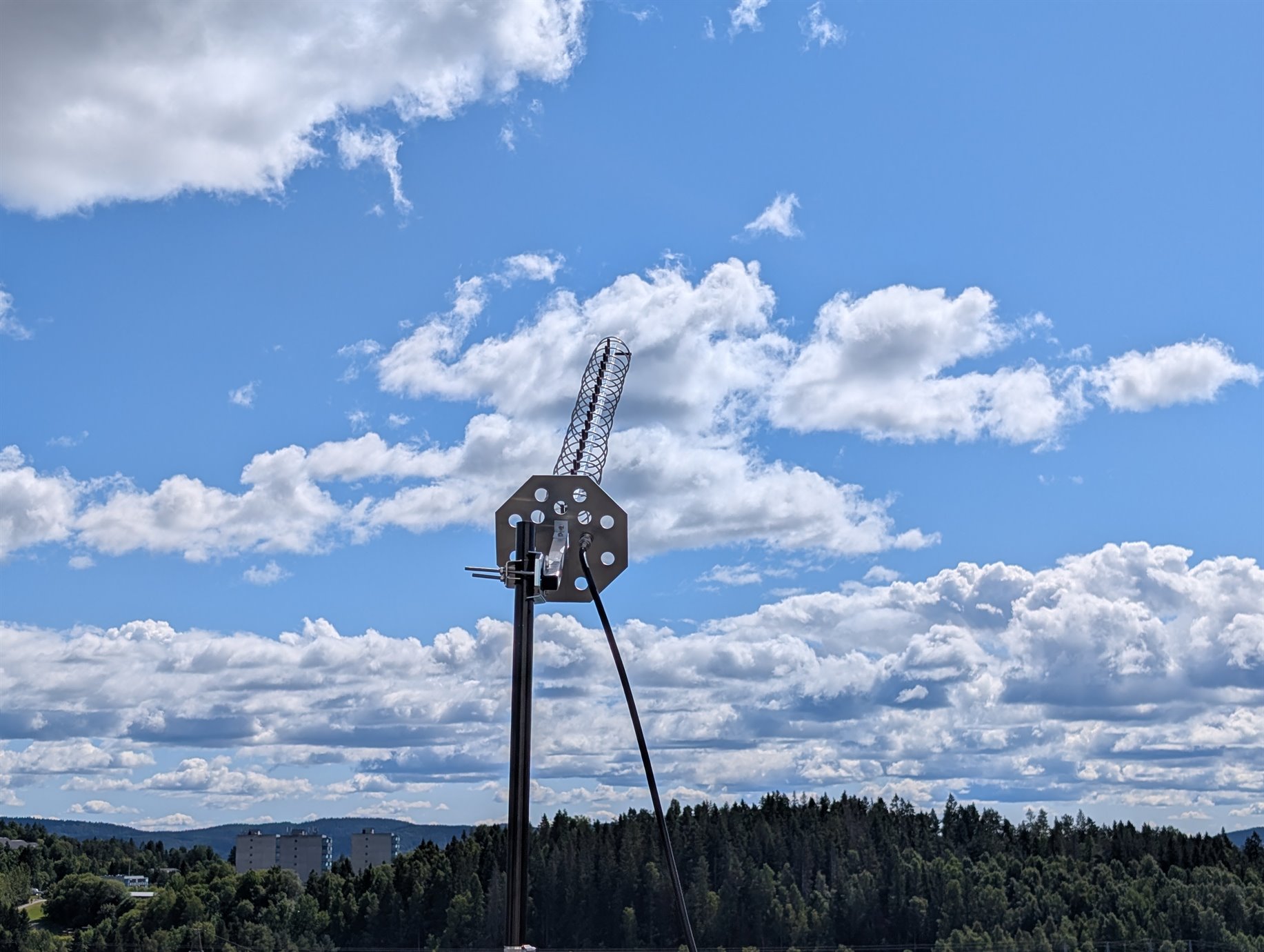 The helix antenna pointed at the sky during the pass